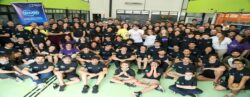 Foto de grupo com participantes, voluntários e organizadores do NASA Space Apps Challenge reunidos no Plasma Unicamp, em ambiente interno, após a realização do evento.
